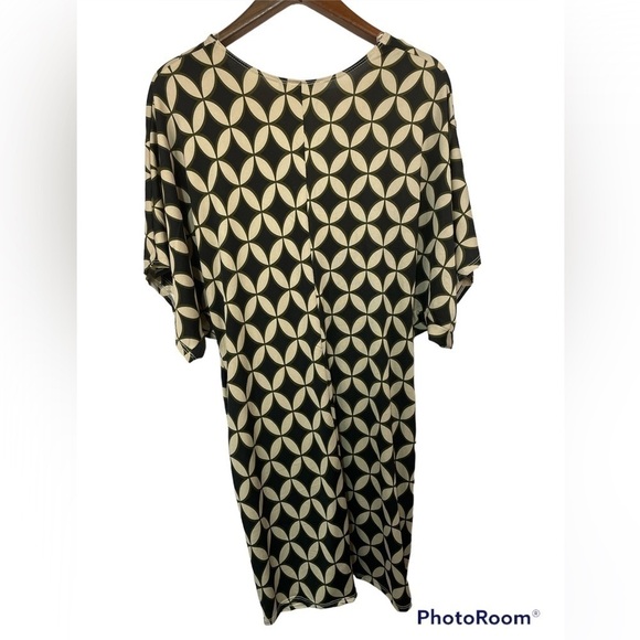 Plus sized dress in a geometrical pattern. - Picture 2 of 3